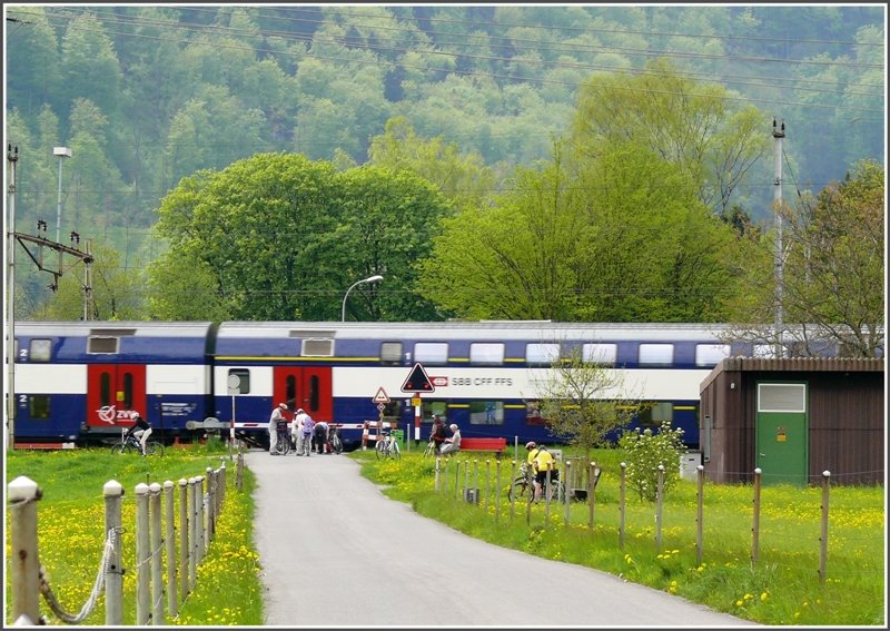 Das Glarnerland ist ein Tal geeignet fr Radfahrer, kann man sich doch bequem mit der Bahn nach Linthal bringen und das ganze Tal hinunterfahren auf eigens angelegten Velowegen. Hin und wieder kreuzt man auch die Bahn wie hier bei Nfels-Mollis. (04.05.2008)