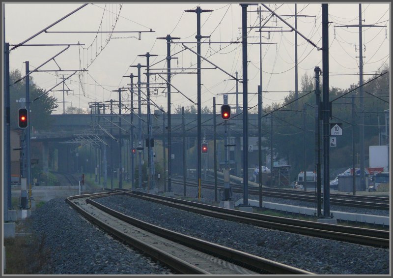 Das gleiche Kreuzungsgleis Richtung Sd mit dem Bahnsteig der Station Zizers anschliessend an die Weiche. (28.10.2007)