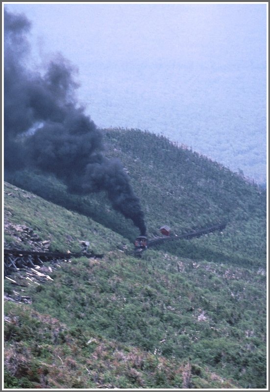 Das Gleiche nochmals von oben auf einen nachfolgenden Dampfzug.
(03.08.1998)