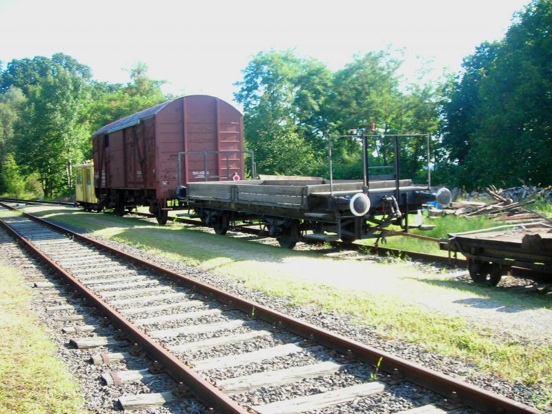 Das Gleis 2 des Bahnhofs Obersch�tzen. Zu sehen der Arbeitswagen Gol, der Materialwagen und davor ist noch eine X626 zu sehen.