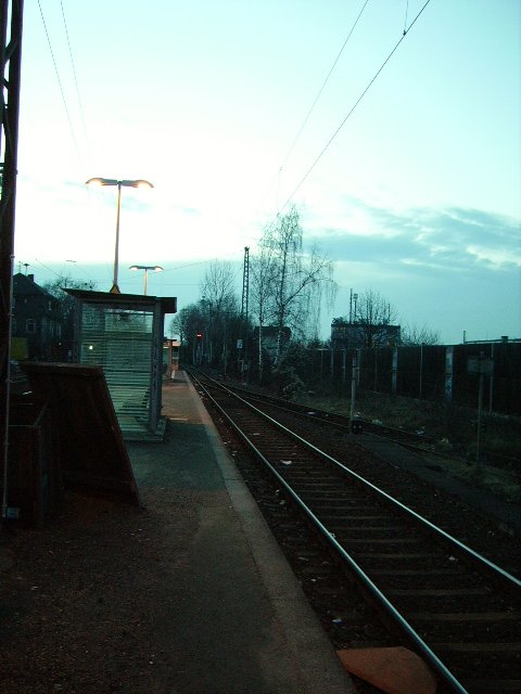 Das Gleis 3 in Maintal Ost mit dem ehemaligen Stumpfgleis in Richtung Industriegebiet Maintal Drnigheim (am Bahnhof).