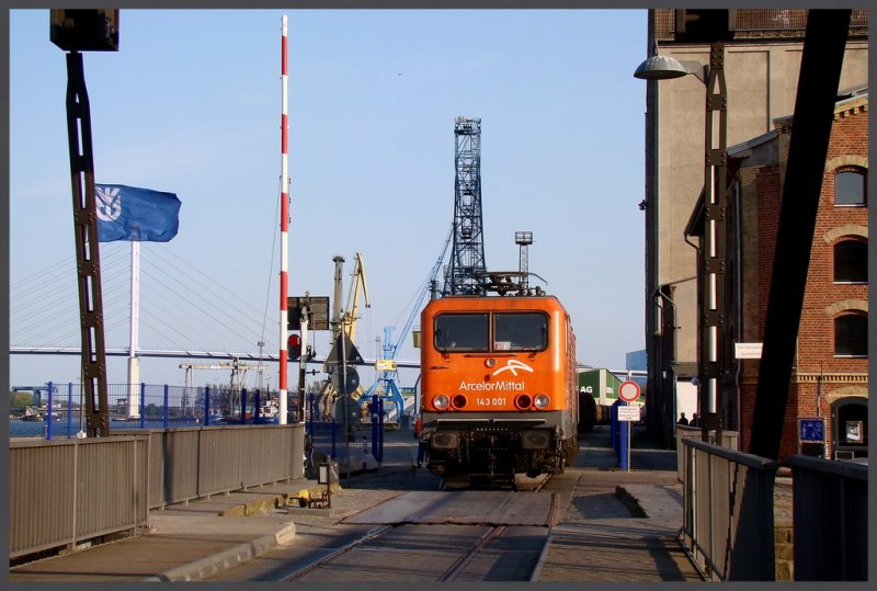 Das Gleis im Hafen reicht nicht ganz. Um die Weiche frei zu bekommen muss die 143 ihre Nase aus dem Tor stecken.  Stralsund- Nordhafen 30.04.09