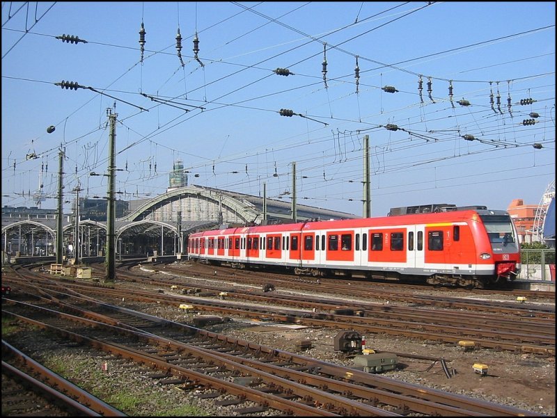 Das Gleisvorfeld von Kln Hbf zwischen der Halle und der Hohenzollernbrcke mit einfahrenden Triebzug der BR 423, aufgenommen am 15.10.2006.