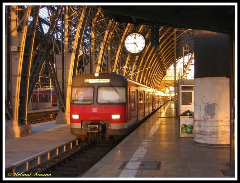Das goldene Licht der Abendsonne lag am 21.01.2007 auf dem Kurzpendel der S9 zum Flughafen, der mit 420 792 und 420 751 am Gleis 21 abfahrbereit im Frankfurter Hauptbahnhof stand. Ein Hinweis auf eine kleine Besonderheit am Rande, auf der Bahnhofsuhr ist noch ein DB-Keks in der alten Form und Farbe zu erkennen.