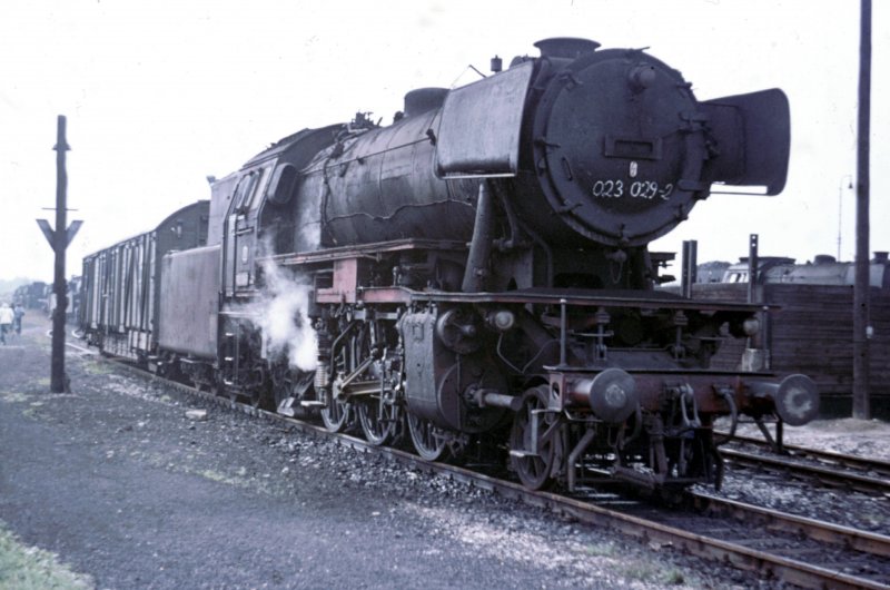 Das grau in grau passt zur Stimmung. Das Bw Crailsheim und ihre 23er. Hier 23 029 vor einem Hilfszugwagen Anfang der 70er Jahre. Auch das fehlende Nummernschild war ein typisches Zeichen der Zeit. Wo hngt heute das Original?