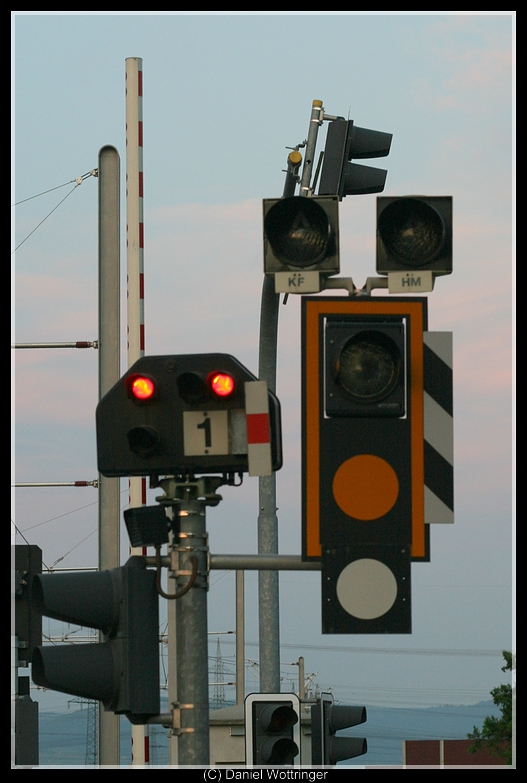 Das  Gruppenausfahrsignal  aus dem Bf Wallstadt - sowirklich ein Gruppenausfahrsignal ist es ja nicht: Es ist das Einzige Ausfahrtsignal f�r Richtung Heddesheim. Hier hat leider etwas Stra�enbahn einzug gehalten: Die Anforderungssignale. Das A-Signal  HM  fordert eine Fahrt �ber das Gruppenausfahrsignal und das Eigentliche Ausfahrsignal nach Heddesheim �ber die eingleisige Stecke an. Die A-Ampel mit der unterschrift  KF  fordert eine Rangierfahrt bis vor das richtige Ausfahrsignal in die eingleisige Strecke nach Wallstadt an, danach kann man als Zugfahrt zur�ck in den Bahnhof fahren.