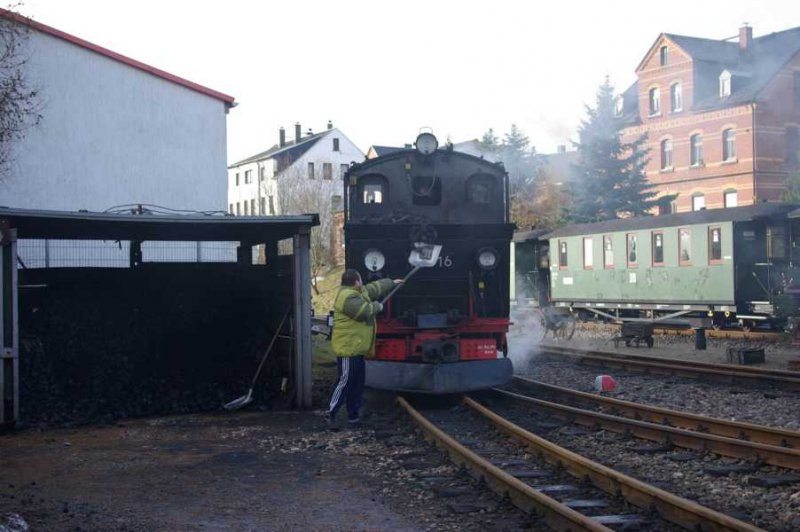 Das habe ich ja noch nie gesehen, die 99 516 wird per Hand ohne Frderband  bekohlt,aufgenommen am 08.12.07 in Schnheide. 