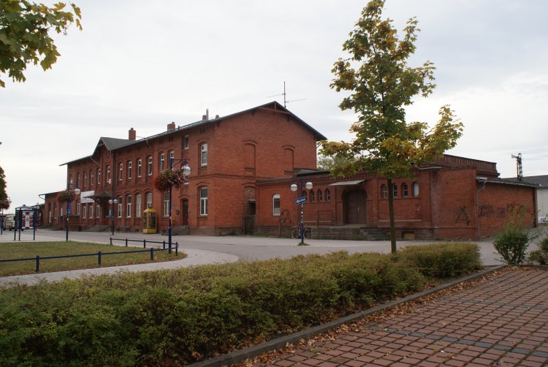 Das Haldensleber Bahnhofsgebude aus der Seitenperspektive,leider bekommt man es nicht ganz drauf,mit einer Frontansicht,ist einfach zu lang.