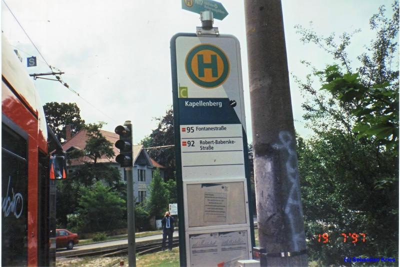 Das Haltestellenschild der Hst.  Kapellenberg . Dieses existiert in der Fom und an diesem Platz nicht mehr, die die Linie 92 heute ins Kirchsteigfeld fhrt und die Haltestelle um etwa 100m aus der Kurve verlegt wurde.