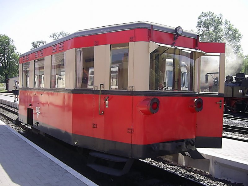 Das Harzfest fand 2006 in Gernrode statt. An diesen beiden Tagen 1. und 2. Juli fanden einige Sonderfahrten auf der Selketalbahn statt. Hier ist 187 001 (GHT T1) am 1.6.06 in Gernrode dahinter Lok 99 5906 vor dem Lokschuppen sowie am Bahnsteig 2 der 187 011.