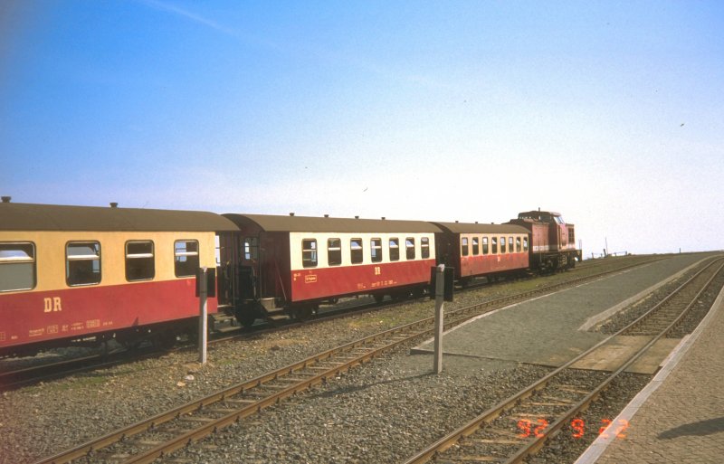 Das  Harzkamel  mit Personenzug im Brockenbahnhof, dig. Dia von 1992