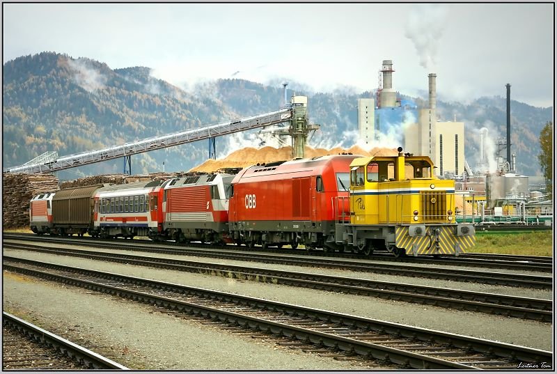 Das hat es in Pls auch noch nicht gegeben.E-Loks 1014 010+013 werden gemeinsam mit der Diesellok 2016 086 von der Werkslok DH 400 der Zellstoff Pls ins Werksgelnde der ZPA geschoben.Grund fr diese besondere Fahrt waren die Drehgestell Fahrversuche am Schiebewandwaggon der in Pls beladen wurde. Pls 29.10.2008