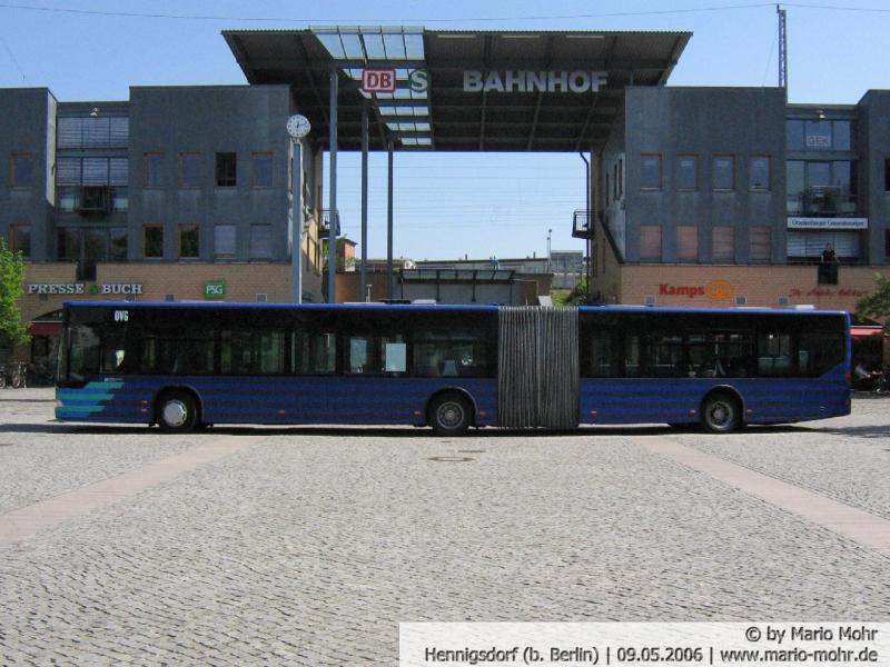 Das  Hauptgebude  vom Bahnhof Hennigsdorf am 09.05.06 . Davor zu sehen ein Mercedes Citaro der OVG.