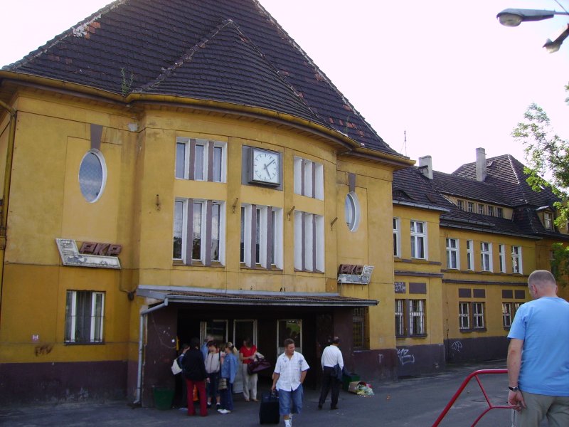 Das Hauptgebude des Bahnhofs Kedzierzyn Kozle im Sommer 2005.