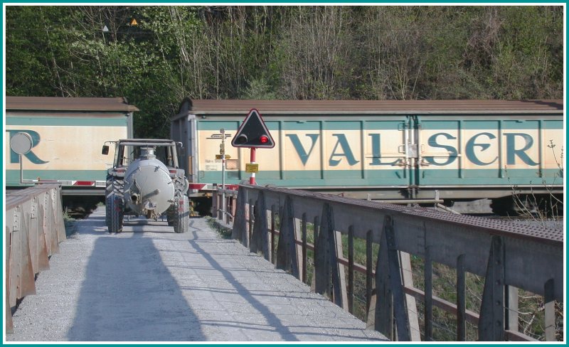 Das hauptschliche Transportprodukt der RhB aus Ilanz ist Mineralwasser, hier bei der Brcke in Valendas-Sagogn. (17.04.2007)