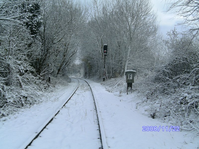 Das Hauptsignal weist auf Halt weil im Hintergrund die Rollbahn bei Tostedt zusehen ist. Wann war das Hauptsignal zuletzt grn?