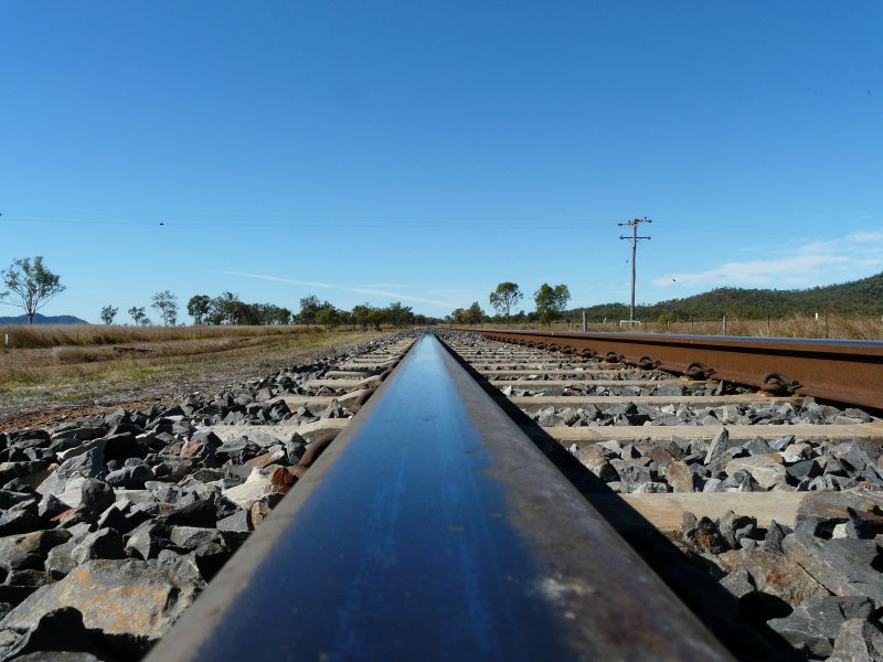Das ist die Hauptstrecke von dem australischen Bundesstaat Queensland (etwa fnfmal so gro wie Deutschland), die von der Hauptstadt Brisbane im Sden nach Cairns im Norden fhrt. Das Bild wurde aufgenommen am 5.7.2009 irgendwo an einem Bahnbergang zwischen Rockhampton und Mackay.