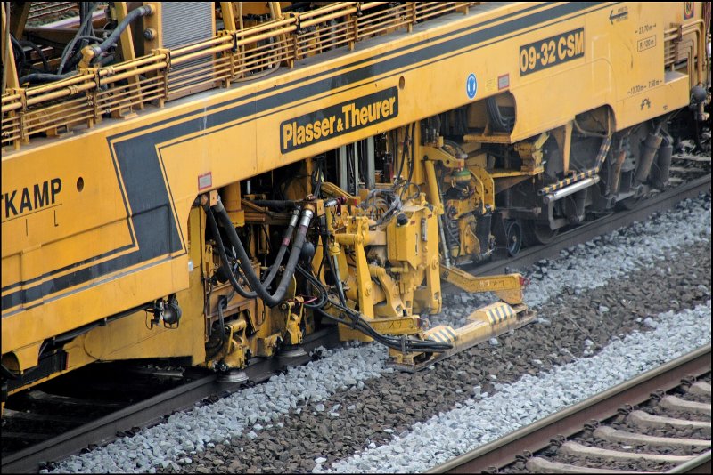 Das  Herz  der Stopfmaschine sind die  Stopfpickel  mit dennen der Schotter an den Schwellen verdichtet werden. Aufgenommen bei Letmathe am 06.04.2008.
