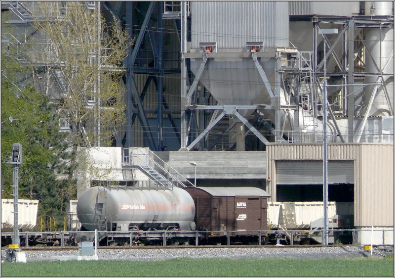 Das heutige Thema, RhB Gterwagen vor Industriekulisse, wie hier vor der Kehrichtverbrennungsanlage in Untervaz-Trimmis. (27.04.2008)
