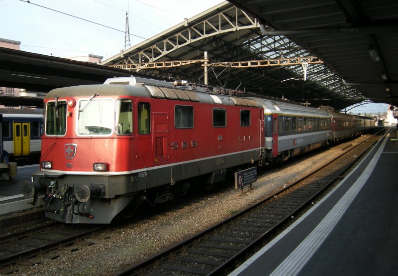 Das hierzulande der Reb- dem Gerstensaft vorgezogen wird, zeigt die drftige Frequenz im Schnellzug 18093: Nur vier Reisende nutzten den zum Oktoberfest angeordneten Extrazug mit Speisewagen von Lausanne nach Mnchen an seinem ersten Verkehrstag, den 20. September 2008.
Na dann, Prost und Sant...