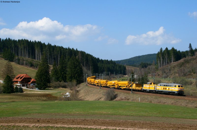 Das Highlight: 216 012-5 und 211 045-0 mit dem DBV 93827 (Offenburg Gbf - Rottweil) am km 70,0 10.4.09. Auf Grund der groen Versptung dieses Zuges gibt es so viele Dosto Bilder von der Stelle