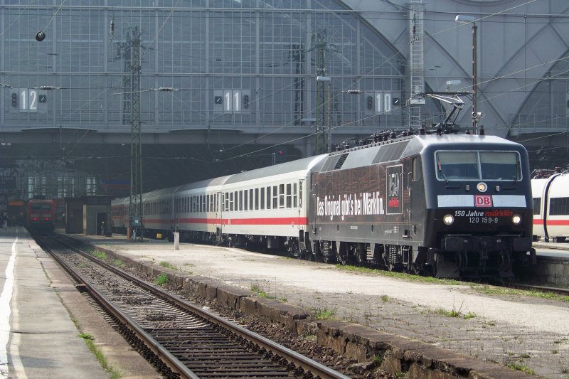 Das Highlight des Tages: Die Mrklin Lok 120 159-9 steht hier im Bahnhof von Leipzig Hbf bereit und wartet auf die Weiterfahrt mit dem IC 73930 nach Berlin Gesundbrunnen(+6). 04.04.2009