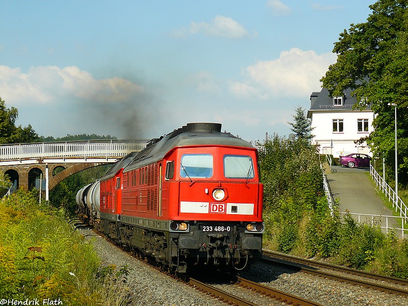 Das Highlight des Tages folgte dann spter in Jnitz. Schon Minuten vor Durchfahrt des Zuges konnte man beide Ludmillas vor dem, ich denke voll beladenen, Kesselwagenzug hren. Aufgenommen wurden 233 486 und 241 233 (ein  Holland-Latz ) am 05.08.2009