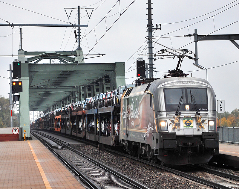 Das Highlight schlechthin: 1047 504  Haydn  befrderte am 4.11.2009 einen uerst lange Gterzug mit nagelneuen Autos ber die Stadlauer Brcke. Vielleicht wei ja jemand die Gterzugnummer...