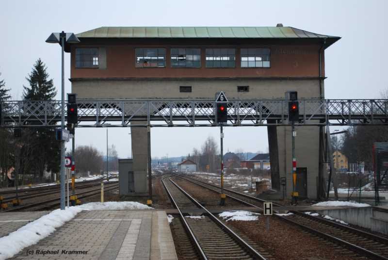 Das historische Reiterstellwerk am Bahnhof Memmingen am 01.03.09. Leider steht es leer und hat eine ungewisse Zukunft. Die Bahn zeigt sich modern und steuert alles von Mnchen aus. Auch die schnen Formsignale muten deshalb Lichtsignalen weichen. Vom davorliegenden Fugngersteg kann man alle Betriebsablufe hervorragend fotographieren. 