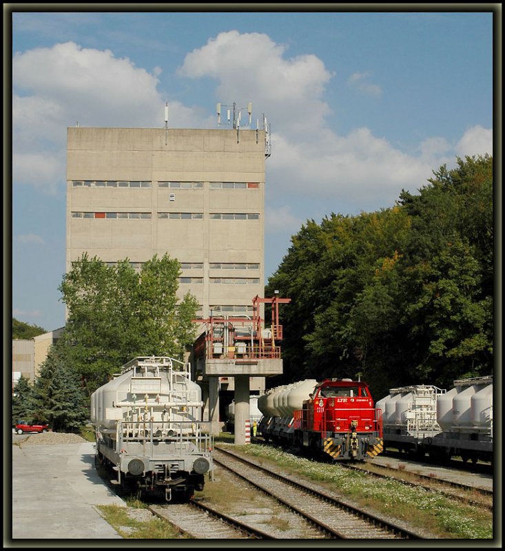Das Holcimwerk in Waldm�hle westlich von Wien. Das Foto zeigt LTE 2150 901  Birgit  am 25.9.2006 bei Rangierarbeiten im Zementwerk. Hier endet auch diese Anschlussbahn. Der Rohstoff, der in Waldm�hle zu Zement verarbeitet wird, kommt zum Gro�teil aus der Slowakei und wird fast ausschlie�lich von der LTE per Bahn nach Waldm�hle transportiert.