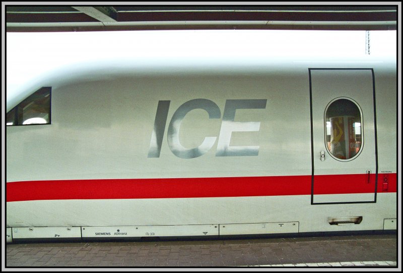 Das ICE-Logo auf dem 808 033  Ulm . Am 13.04.07 steht der ICE in Hamm (Westf) und wartet auf die Weiterfahrt.