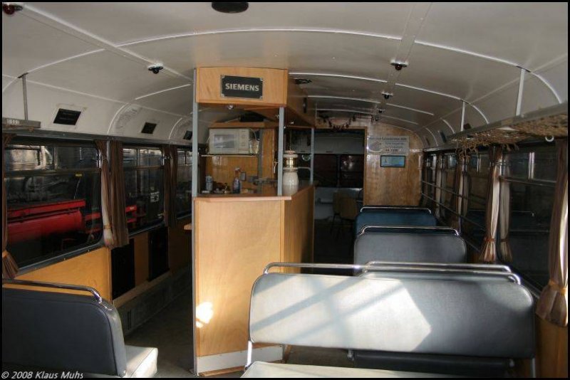 Das Innenleben des VB 998 094-7 der Historischen Eisenbahn Gelsenkirchen. Der Wagen wurde von der HEG in nur zwei Monaten restauriert und zum Partywagen fr Gruppen bis ca.60 Personen umgebaut. In das Personenabteil wurde eine Theke mit Zapfanlage integriert und das Gepckabteil zur Tanzflche umfunktioniert. Auerdem wurde der Wagen mit einer Musikanlage ausgerstet. Infos: http://historische-eisenbahn-gelsenkirchen.de/index.htm
