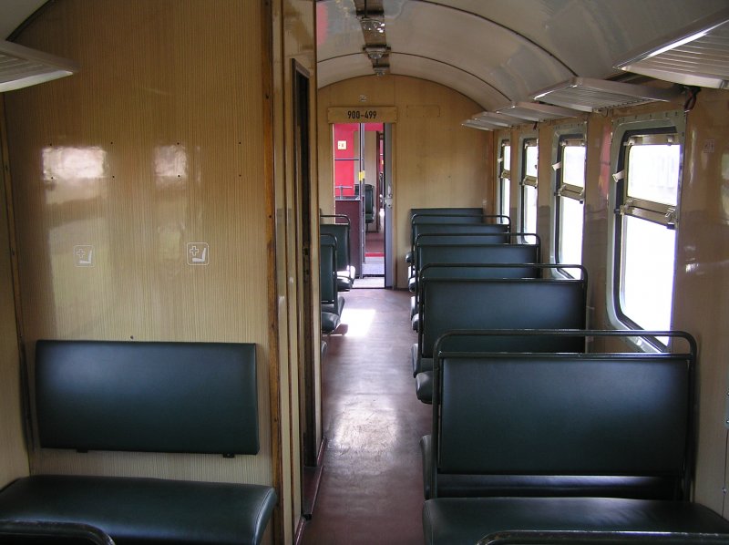 Das Innere eines Personenwagens der Harzer Schmalspurbahnen. Noch ist er leer, aber spter sind alle 7 Wagen von Nordhausen zum Brocken komplett gefllt. Zu meiner  Freude  war ein Sngerverein mit im Wagen, die zu ihrer Brockenfahrt ihren Sekt mitnahmen. Na ja, auf den bergngen zum nchsten Wagen ist die Sicht auf den Harz sowieso besser, als im Wagen, auerdem bekommt man dort immer den Geruch der Lok mit :) 