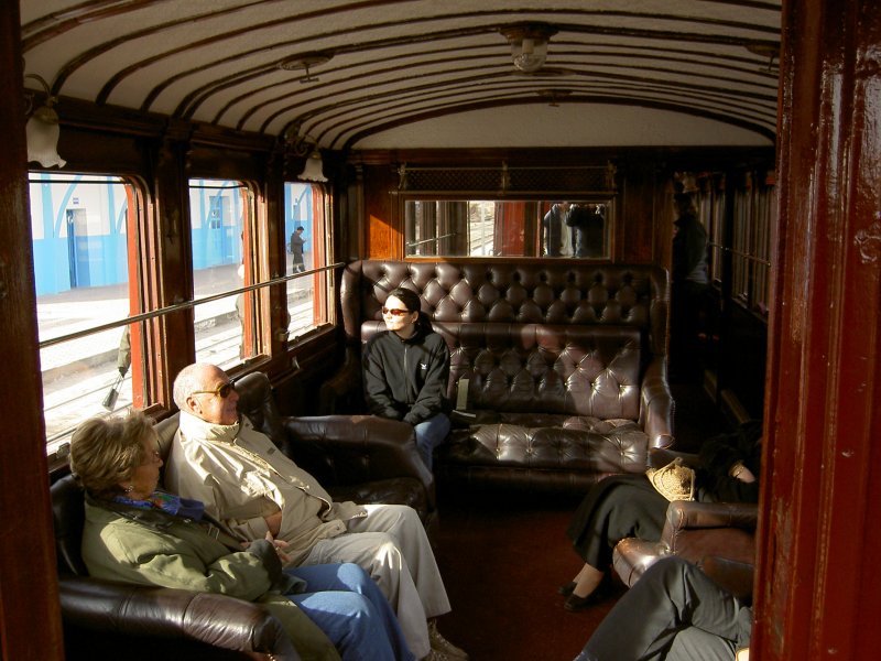 Das Innere eines Salonwagens des  Lzard Rouge  mit komfortablen Ledersofas!