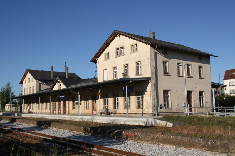 Das in Insellage angelegte Eg des Bahnhof Drrrrsdorf am 13.06.09, von der Arnsdorfer Gleisseite aus gesehen.