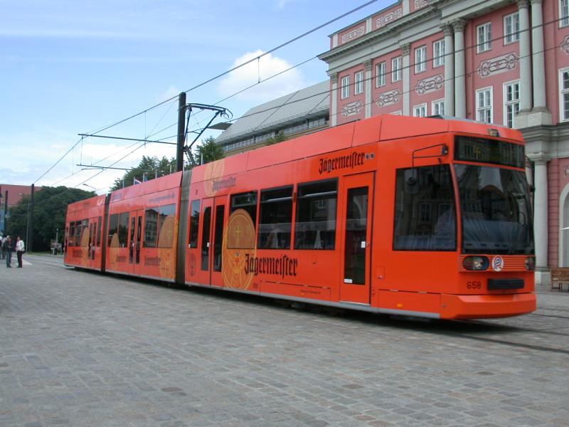 Das Jgermeistertram der RSAG vor dem Rathaus der Stadt Rostock. (09.08.2005)