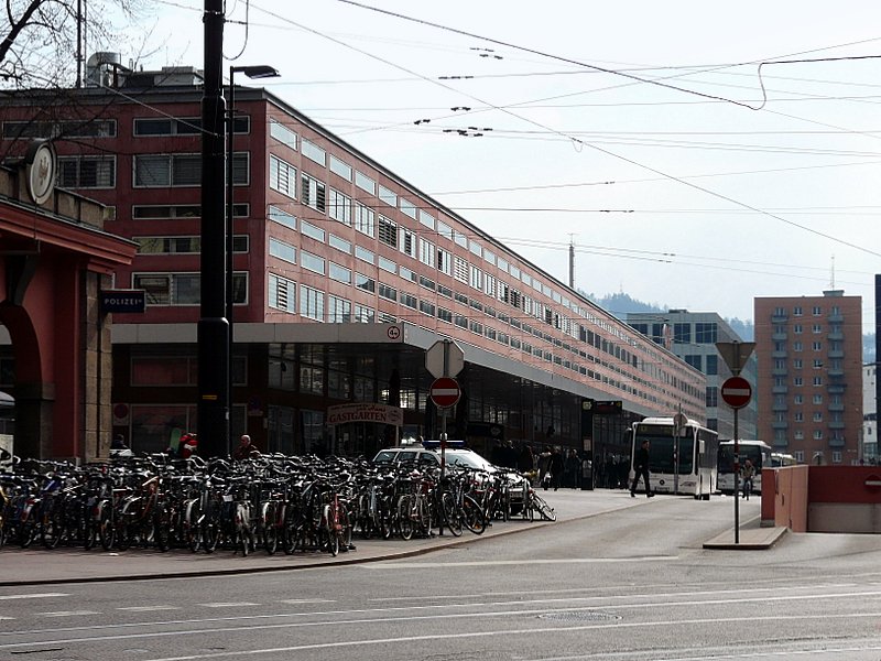 Das im Jahre 2004 erffnete Empfangsgebude des Hauptbahnhofs von Innsbruck fotografiert am 08.03.08. Ich wundere mich jedesmal ber den  Fahrradwald  vor auslndischen Bahnhfen, weil es das in Luxemburg nicht gibt. 