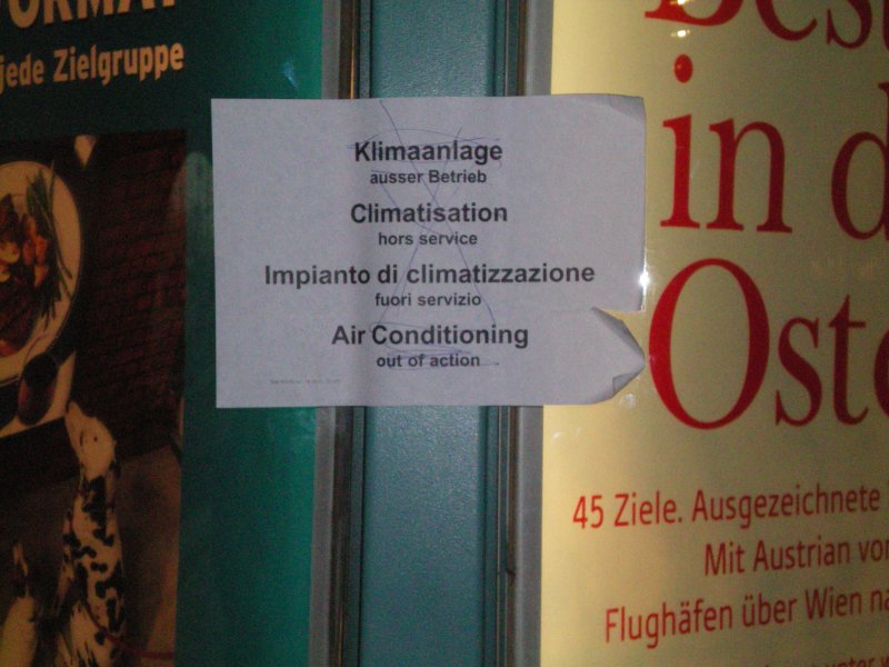 das kann ja mal vorkommen,zumal dieser ICE noch keinem Re-design unterzogen wurde!!!!! gesehen im ICE 1 Rdesheim am Rhein am 25.02.2008 