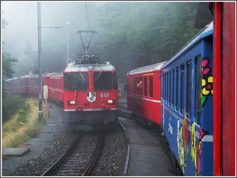 Das ist kein Novemberbild sondern von gestern, nach dem Beginn der grossen Regenphase, die bis zur Stunde unvermindert anhlt. In Indien wre das der Monsun. Zugskreuzung in Len-Castiel zwischen Chur und Arosa. Ge 4/4 II 616  Filisur  kommt uns entgegen. (12.07.2008)