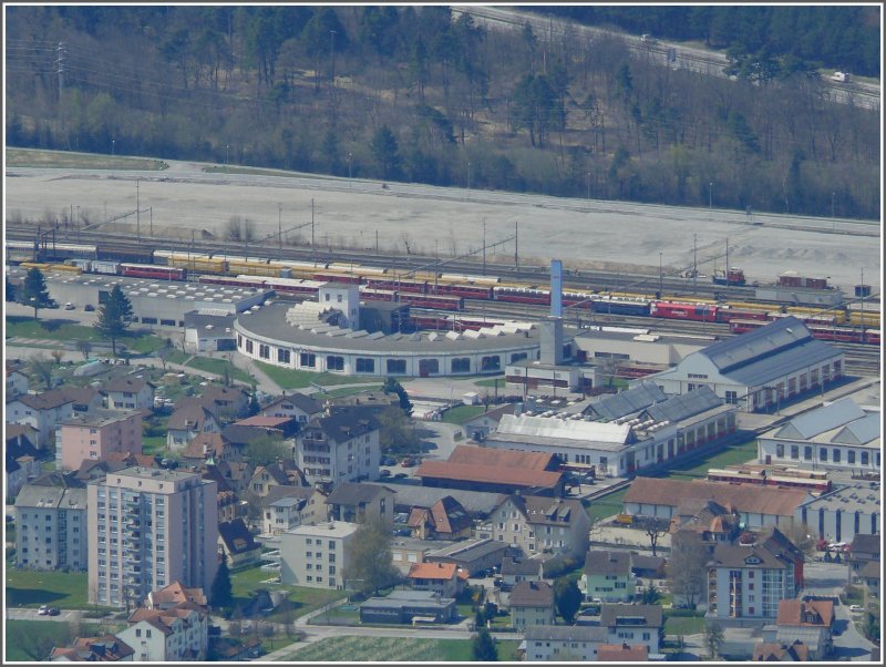 Das ist keine Aufnahme aus dem Flugzeug, sondern vom Fadrastein, einem Aussichtspunkt 4km entfernt und 640m hher auf 1163m ./M.
Die Aufnahme zeigt das Lokomotivdepot und ein Teil der Hauptwerksttte der RhB in Landquart. Auf dem planierten Gelnde hinter den SBB Geleisen entsteht in den nchsten Monaten ein riesiges Outlet Center Village, wo sich die Kundschaft durch verbilligte Markenartikel whlen kann. (13.04.2008)