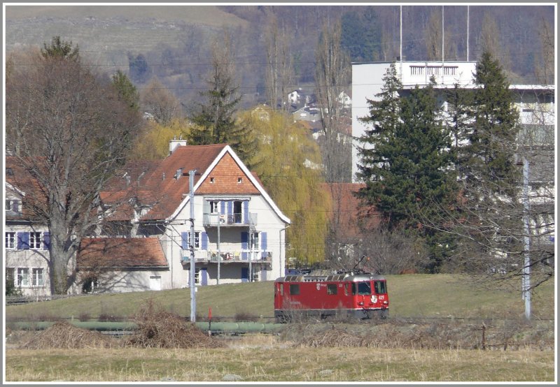 Das ist keine LGB Gartenbahn, sondern ein Lokzug mit Ge 4/4 II 629  Tiefencastel  zwischen Igis und Landquart Ried. (26.02.2008)