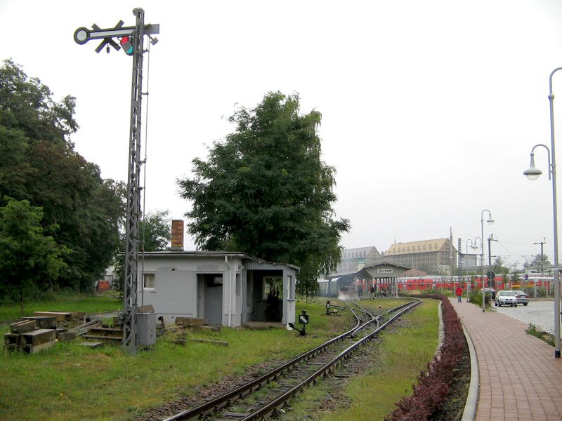 Das kleine Ausfahrtsignal steht noch neben dem kleinen Stellwerk auf dem Bahnhof Oschatz, 28.07.07