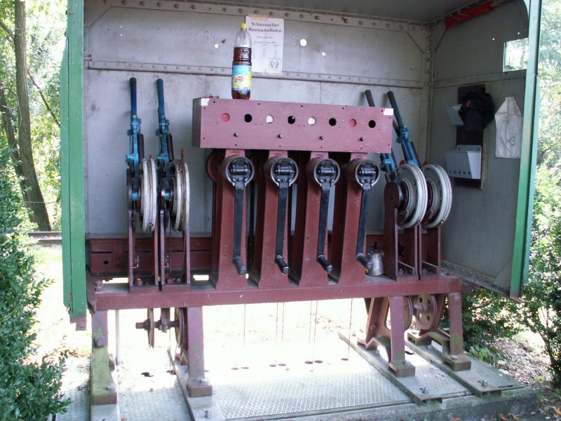 Das kleine Stellwerk bei der Kreuzungsstation am Baumschulsee.Es gab viel zu tun an diesem Tag fr den  Weichensteller  bei drei Dampfzgen.Da bekam man natrlich auch Durst!!28.09.08