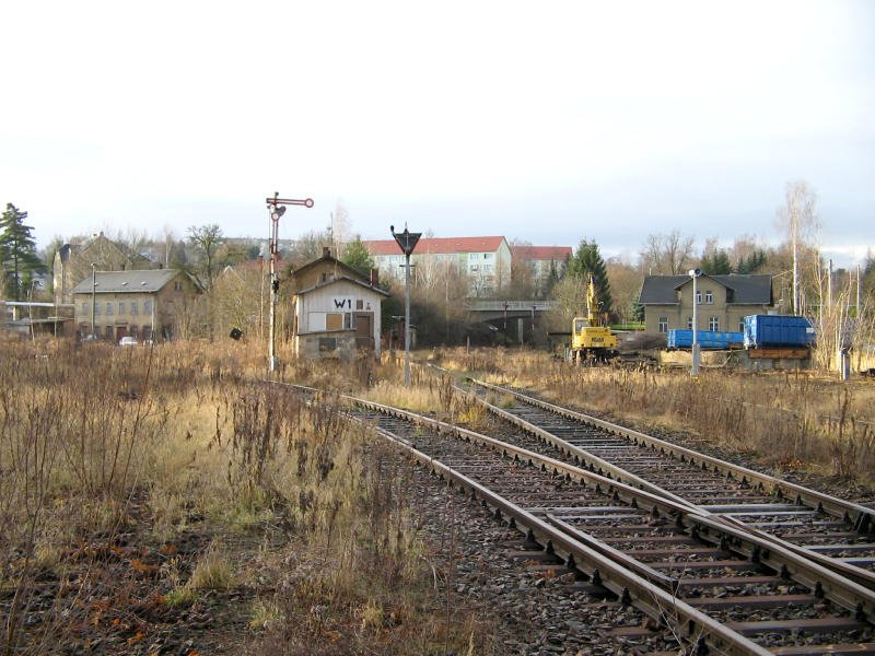 Das kleine Stellwerk W1 steht zwischen den Ausfahrten nach Narsdorf rechts und Glauchau links, Rochlitz 10.12.07