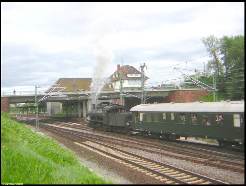 Das knnte eine Szene aus den 60er oder 70er Jahren sein, wenn vor dem Zug eine Personenzugdampflok und das Graffitti nicht an der einen Wand wre (G8 Nummer 4981  Mainz  durchfhrt am 27.05.2006 mit einem Pendelzug vom Darmstdter Hauptbahnhof zum Eisenbahnmuseum Darmstadt-Kranichstein den Bahnhof Darmstadt-Nord anllich der 7. Kranichsteiner Eisenbahntage).