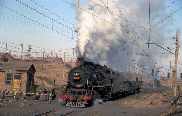 Das Kohleminensystem von Pinzhuang setzt auch noch einige Loks der Baureihen JS und SY ein. Hier dampft eine SY am Waerterhaeuschen vorbei. November 2002