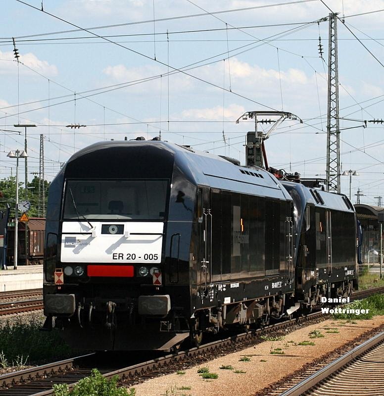 Das kommt davon, wenn man Dispoloks mit mrce kreuzt. Hier stehen 253 005 und 182 526 am 12.05.08 in Bamberg.