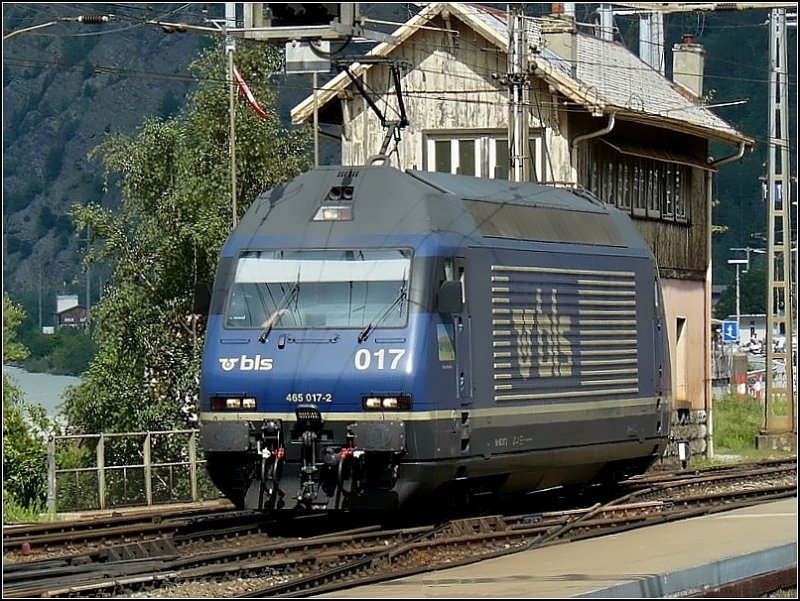 Das Kraftpaket Re 465 017-2 fhrt am 31.07.08 durch den Bahnhof von Brig, um sich vor einen Gterzug zu setzen. (Hans)