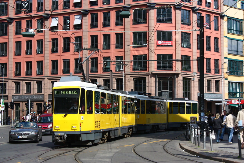 Das KT4 Gespann 6028+6010 biegt in die Endstelle Hakescher Markt ein.