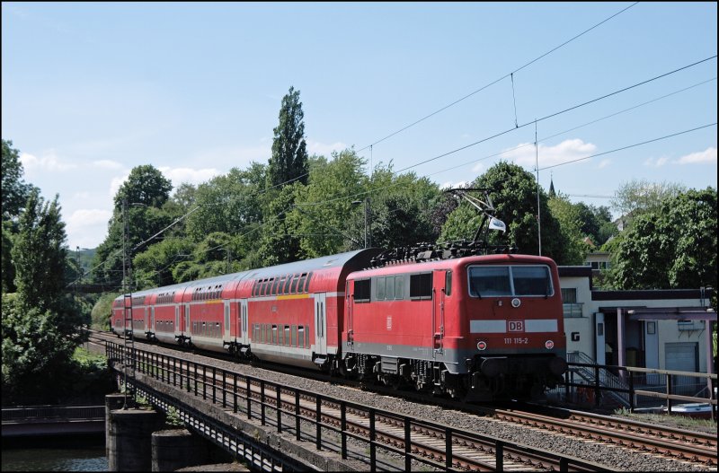 Das khle Nass des Harkortsee berquert die 111 115 mit dem RE4 (RE 10423)  WUPPER-Express  auf dem Weg nach Dortmund Hbf.(01.06.2008)